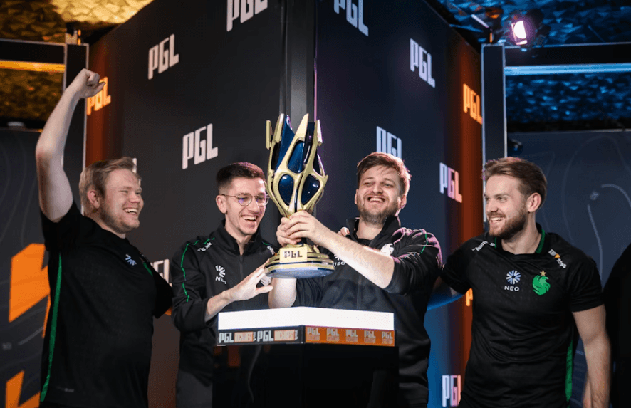 Sensacyjne zwycięstwo Falcons w finale i transfer m0NESY’ego